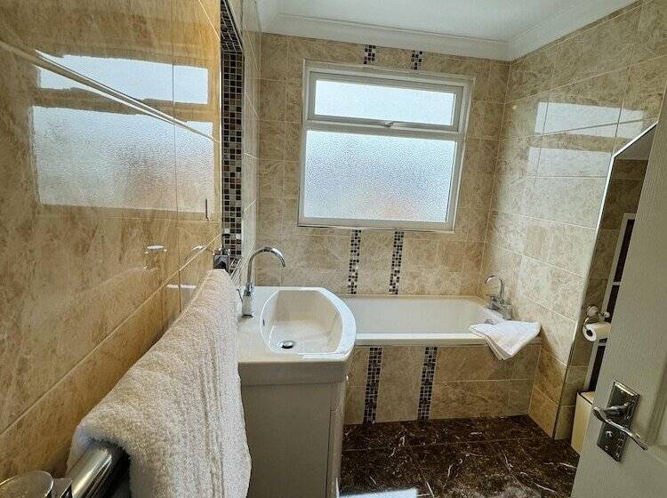 اقامتگاه Entire 4 Bed House In Sunderland