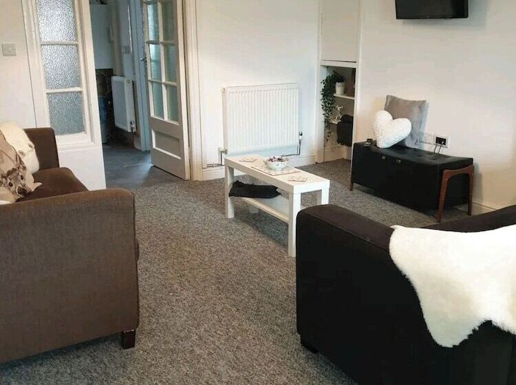 إقامة 3br Sleeps6 Petsok Off Road Parking Garden