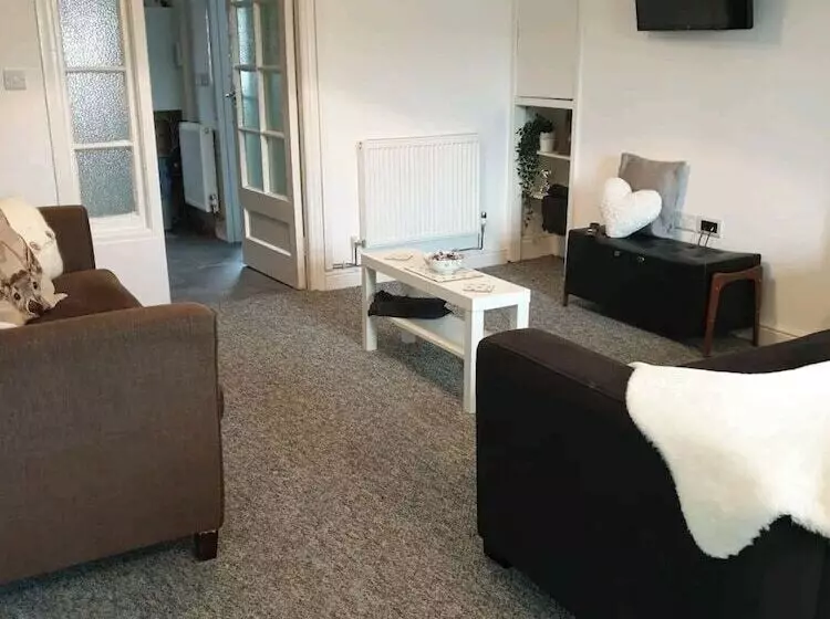 Residenssi 3br Sleeps6 Petsok Off Road Parking Garden