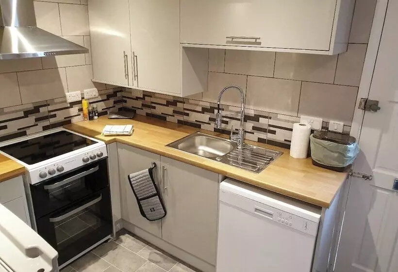 Residenssi 3br Sleeps6 Petsok Off Road Parking Garden