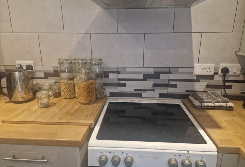 إقامة 3br Sleeps6 Petsok Off Road Parking Garden