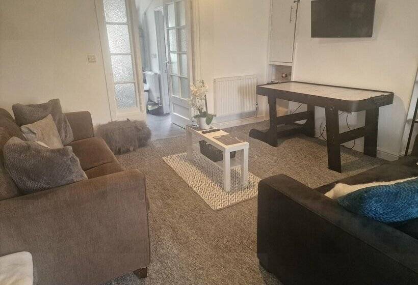 إقامة 3br Sleeps6 Petsok Off Road Parking Garden