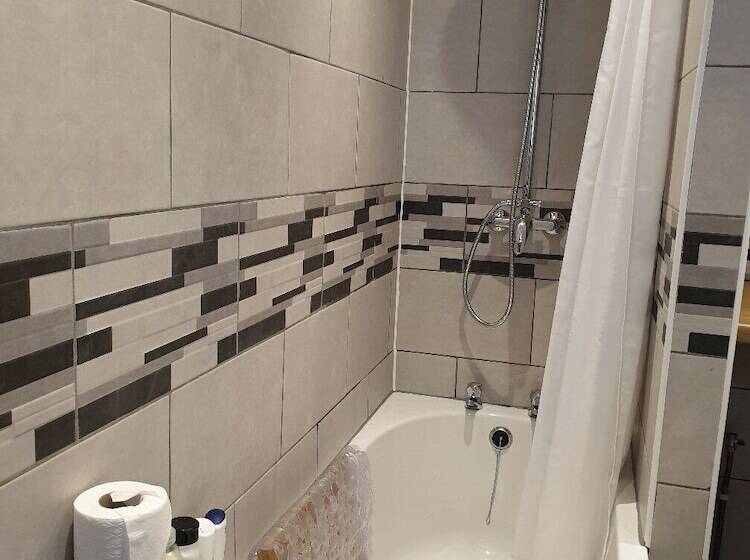 إقامة 3br Sleeps6 Petsok Off Road Parking Garden