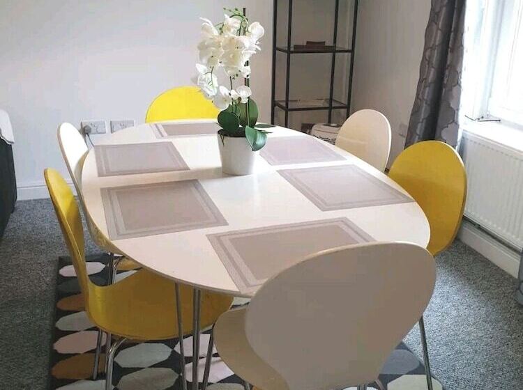 إقامة 3br Sleeps6 Petsok Off Road Parking Garden