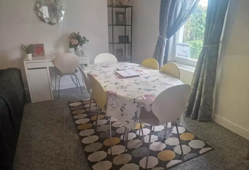 Residenssi 3br Sleeps6 Petsok Off Road Parking Garden