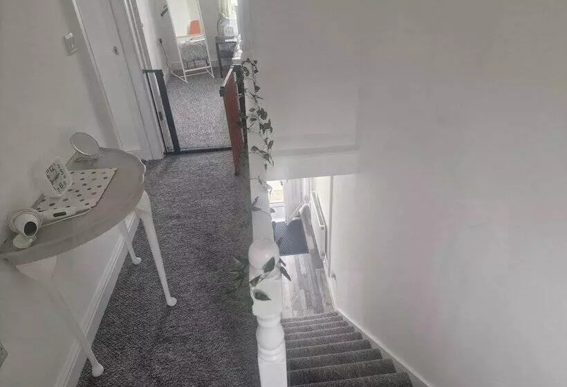 Residenssi 3br Sleeps6 Petsok Off Road Parking Garden