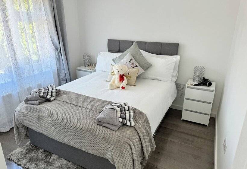 Residenza Modern 3 Bed Hideaway Near Westgate With Parking