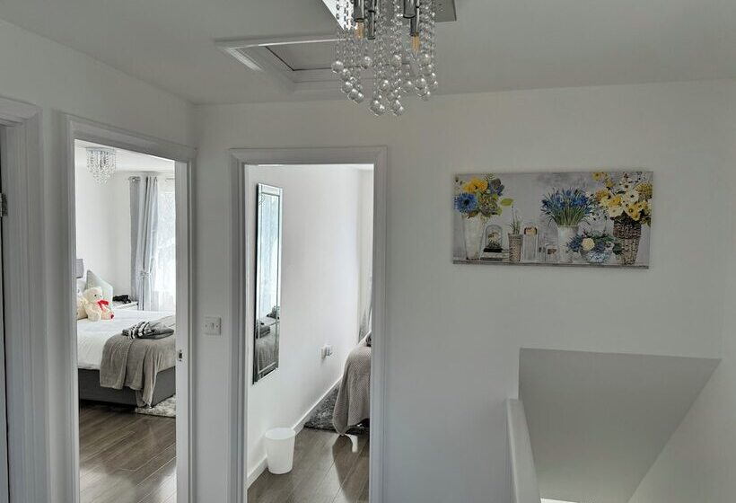 Residenza Modern 3 Bed Hideaway Near Westgate With Parking