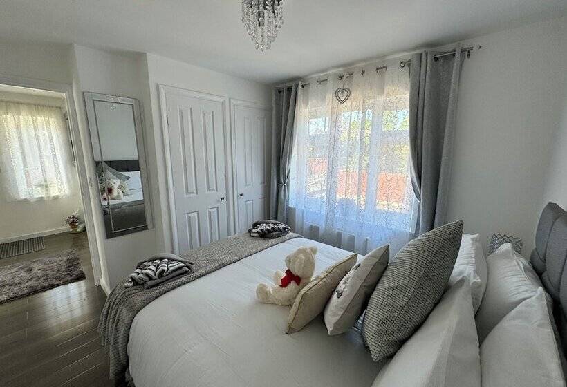 Residenza Modern 3 Bed Hideaway Near Westgate With Parking