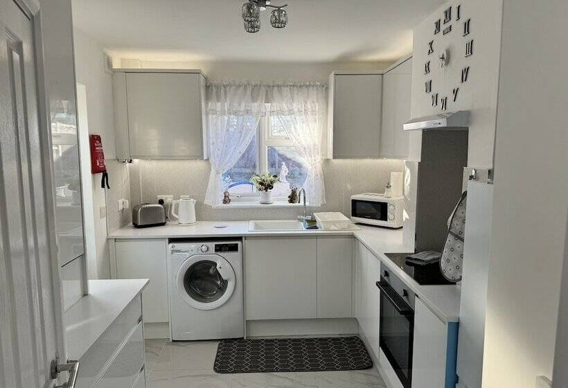 Residenza Modern 3 Bed Hideaway Near Westgate With Parking