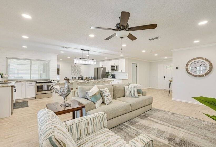 Spring Hill Home W/ Pool, Bbq Grill & Outdoor Tv!