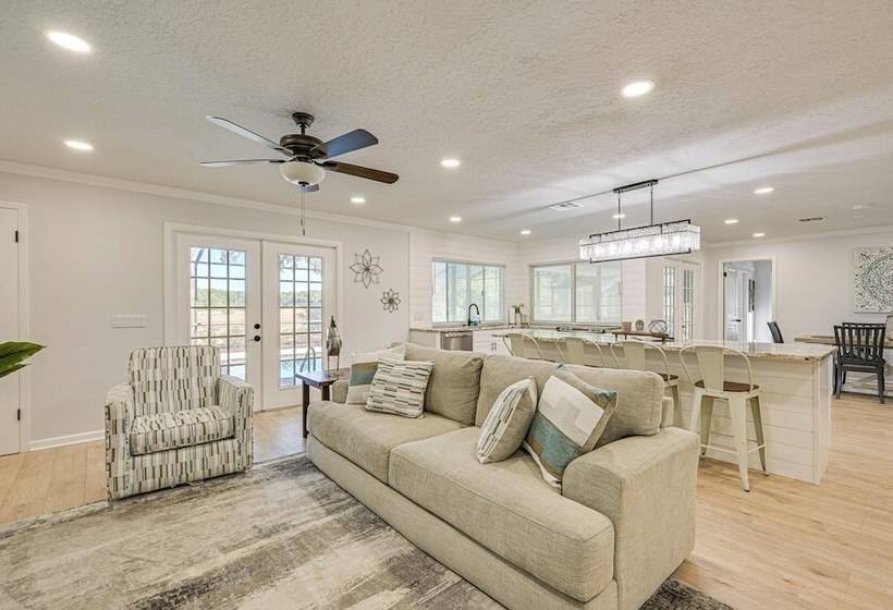 Spring Hill Home W/ Pool, Bbq Grill & Outdoor Tv!