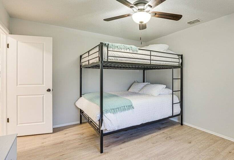 Spring Hill Home W/ Pool, Bbq Grill & Outdoor Tv!