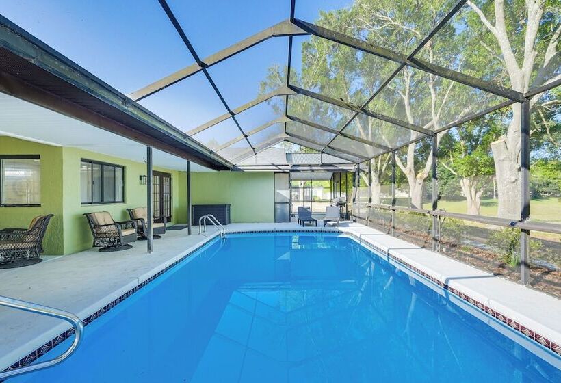 Spring Hill Home W/ Pool, Bbq Grill & Outdoor Tv!