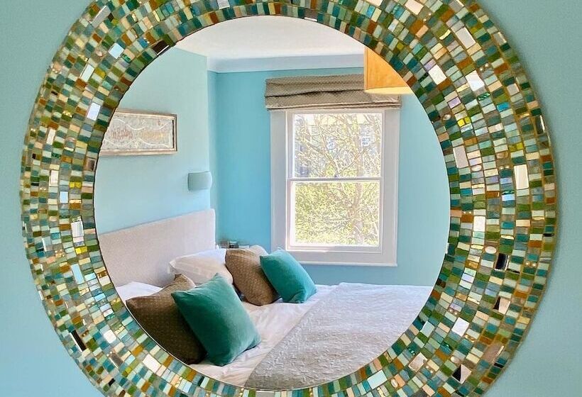 تختخواب و صبحانه The Art House Hove