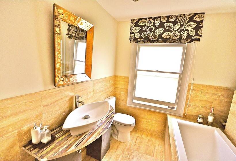 تختخواب و صبحانه The Art House Hove