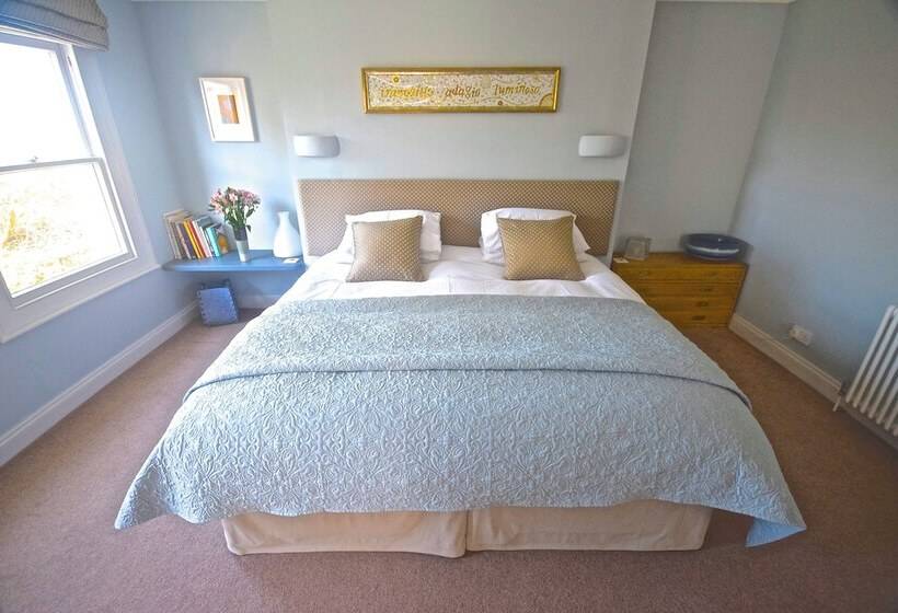 تختخواب و صبحانه The Art House Hove