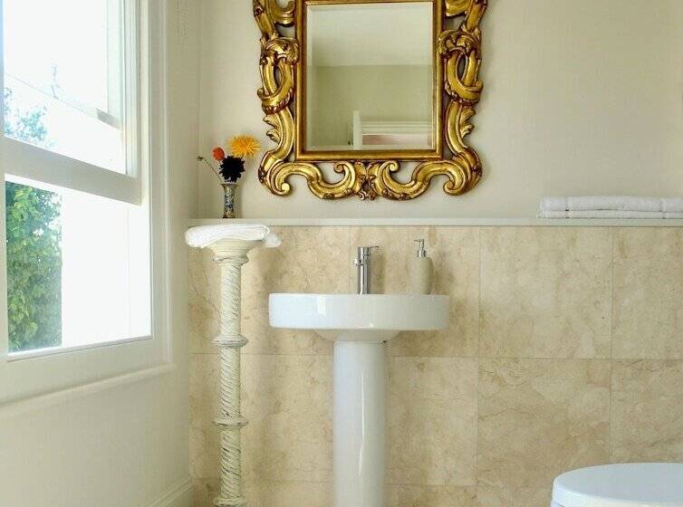 تختخواب و صبحانه The Art House Hove