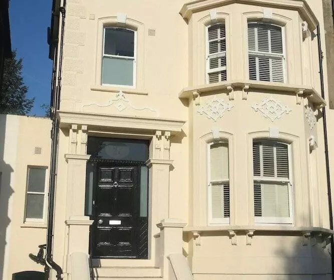 Aamiaismajoitus (B&B) The Art House Hove