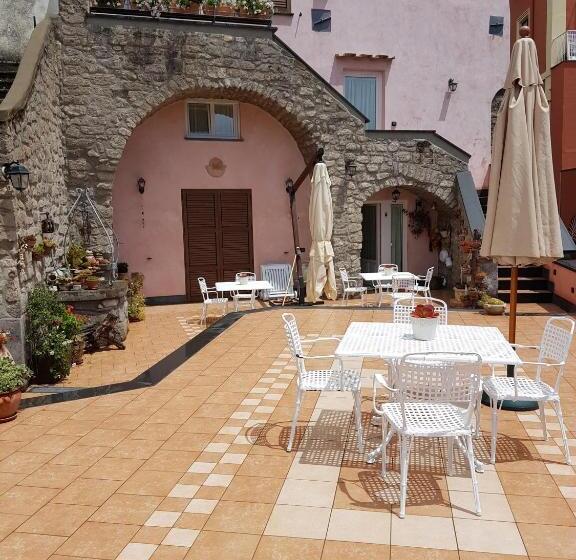 تختخواب و صبحانه Chez Chantal