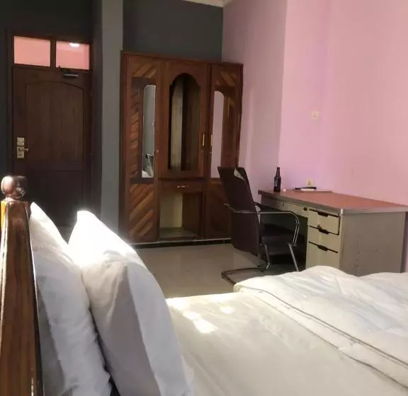 هتل Regal Naivera