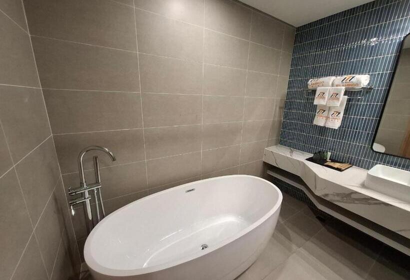 هتل Flamingos Ibiza Hải Tiến Tầng Cao Nhìn Trọn View Biển Hải Tiến