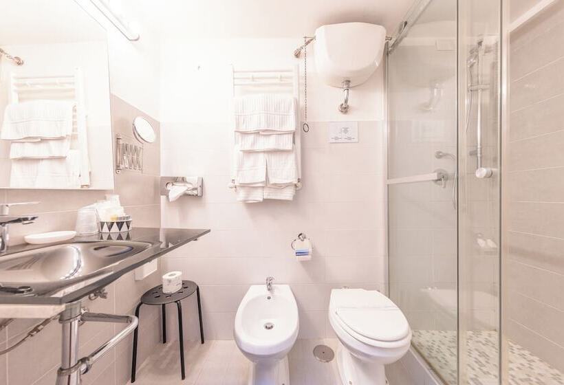 پانسیون Room In B&b   Skylight Double Room In History House