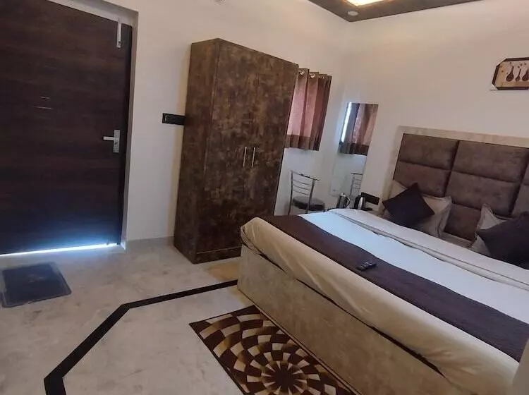 هتل Govindam Royal Stay