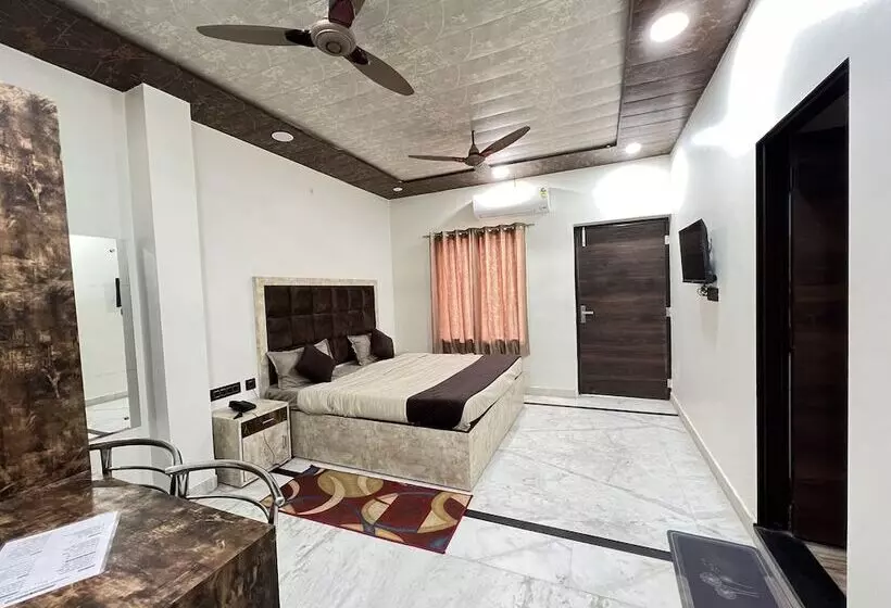 هتل Govindam Royal Stay