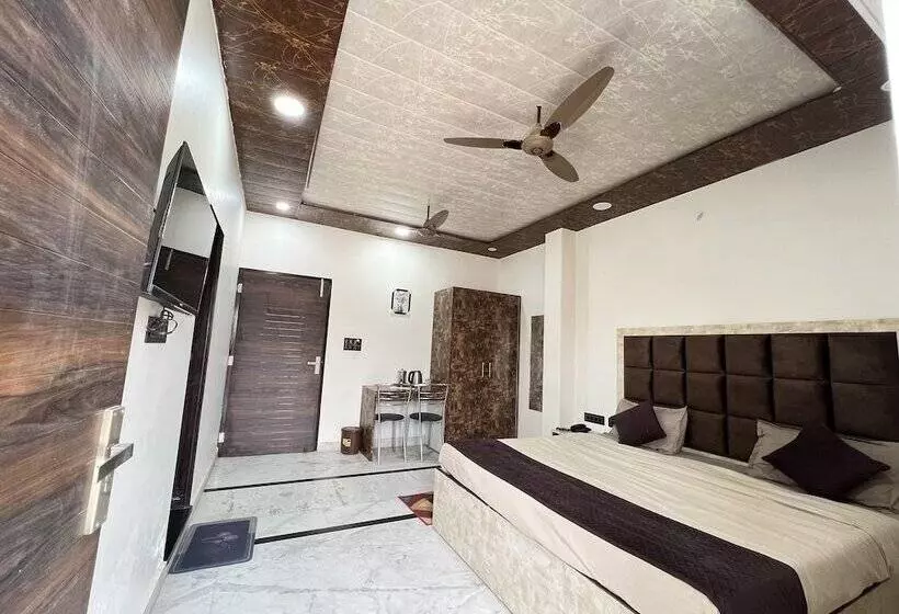 هتل Govindam Royal Stay