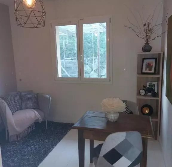 Aamiaismajoitus (B&B) Cocon De Verdure Avec Piscine Chambre Lit King Size 2m