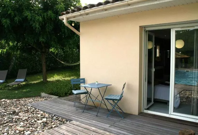 Aamiaismajoitus (B&B) Cocon De Verdure Avec Piscine Chambre Lit King Size 2m