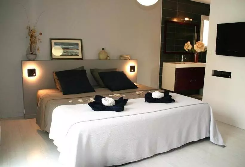 Aamiaismajoitus (B&B) Cocon De Verdure Avec Piscine Chambre Lit King Size 2m