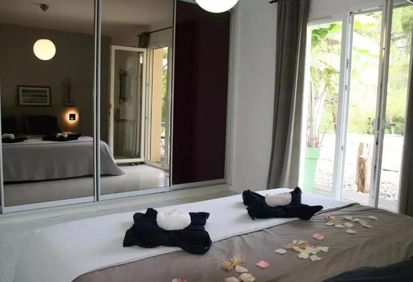 Aamiaismajoitus (B&B) Cocon De Verdure Avec Piscine Chambre Lit King Size 2m