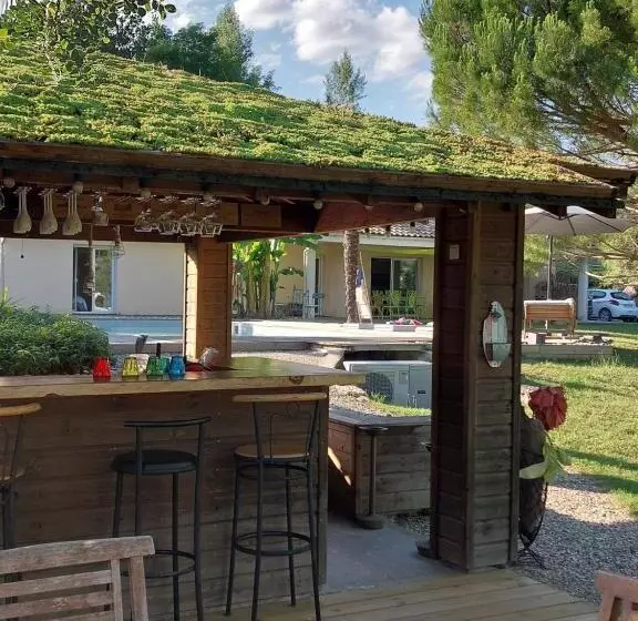 Aamiaismajoitus (B&B) Cocon De Verdure Avec Piscine Chambre Lit King Size 2m