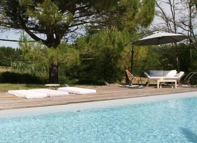 Aamiaismajoitus (B&B) Cocon De Verdure Avec Piscine Chambre Lit King Size 2m