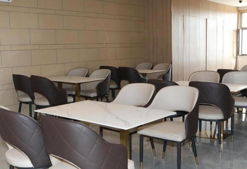 בית מלון כפרי Green Tree Inn Express Inner Mongolia Ulan Qab High Speed Railway Station