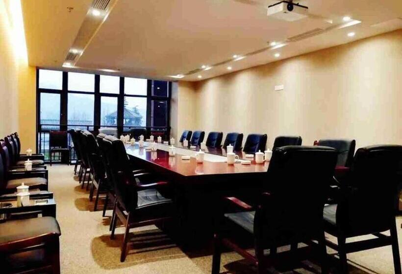 Super 8 Hotel Premier Meishan Pengshan District Linjiang Fengjing