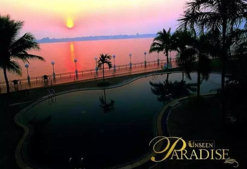 هتل Nakorn Phanom Riverview