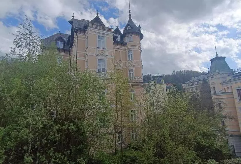 هتل Praga