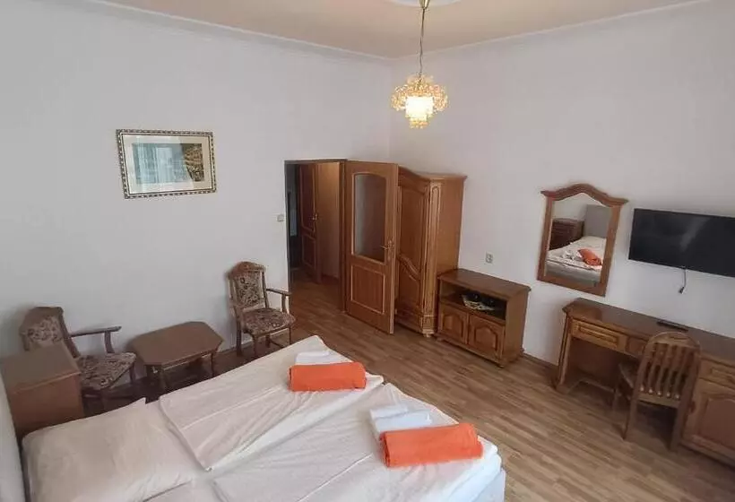 هتل Praga