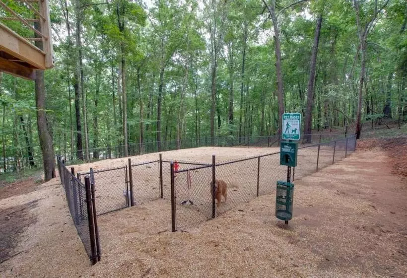 リゾートホテル Maple Luxury Treehouse Near Lake Guntersville