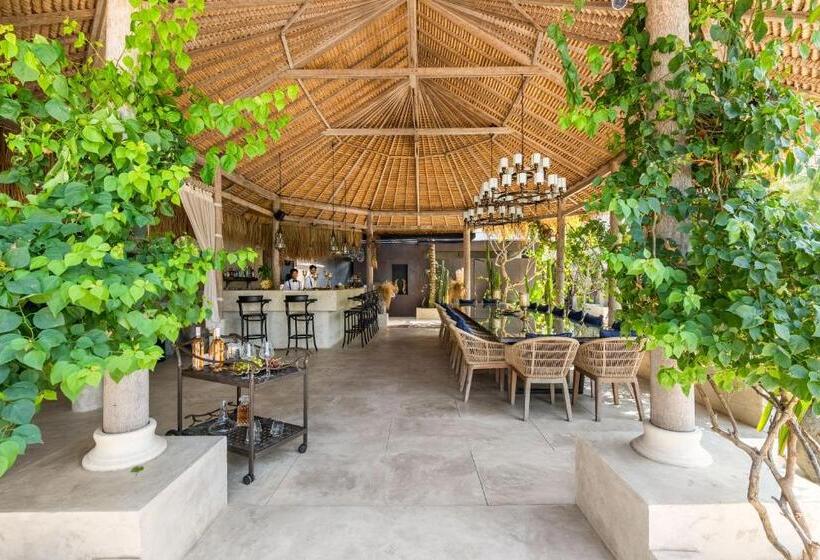 پانسیون Odyssey   Luxury Beachfront Boutique