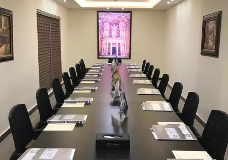 Tilal Almadina Hotel & Suites