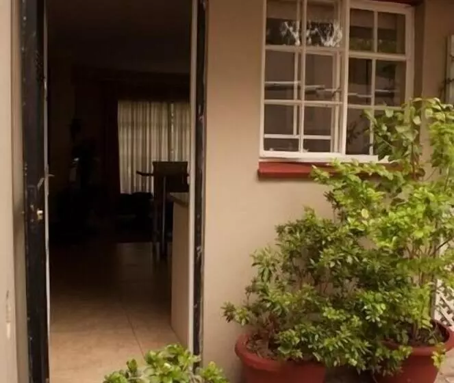پانسیون Acacia House