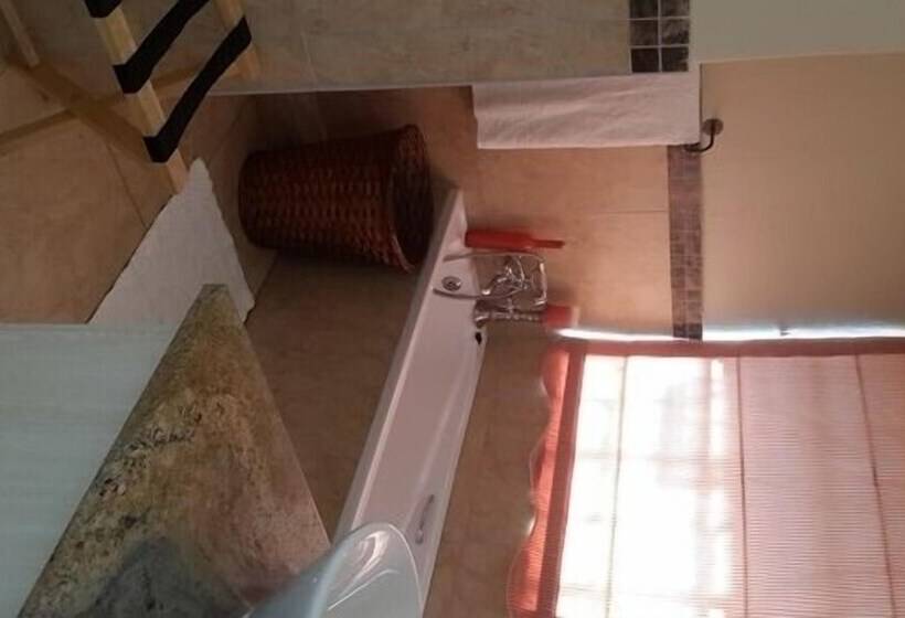 פנסיון Acacia House