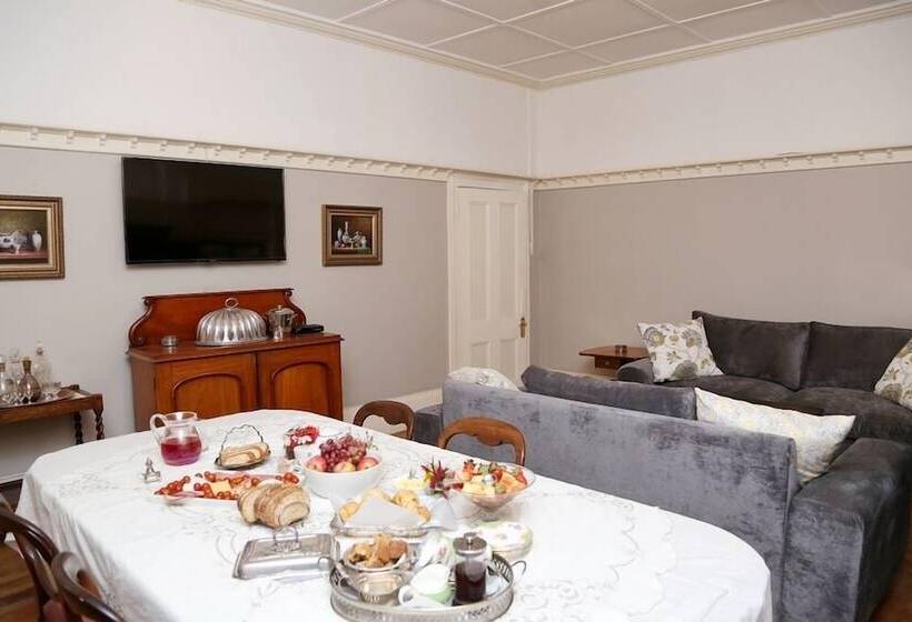 צימר Newington Place