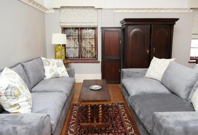 צימר Newington Place