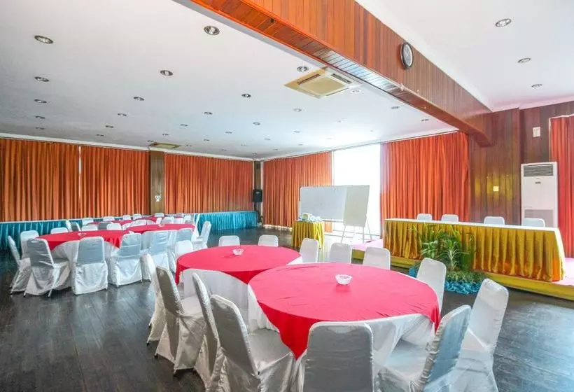 ホテル Reddoorz Premium @ Bukit Damai Indah