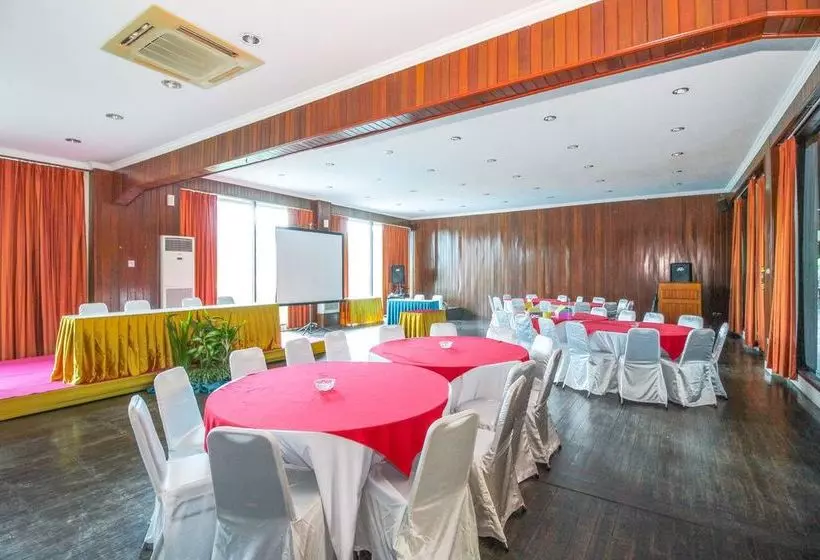 ホテル Reddoorz Premium @ Bukit Damai Indah